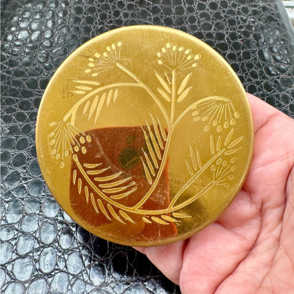 Vintage / Antique etched pressed powder compact